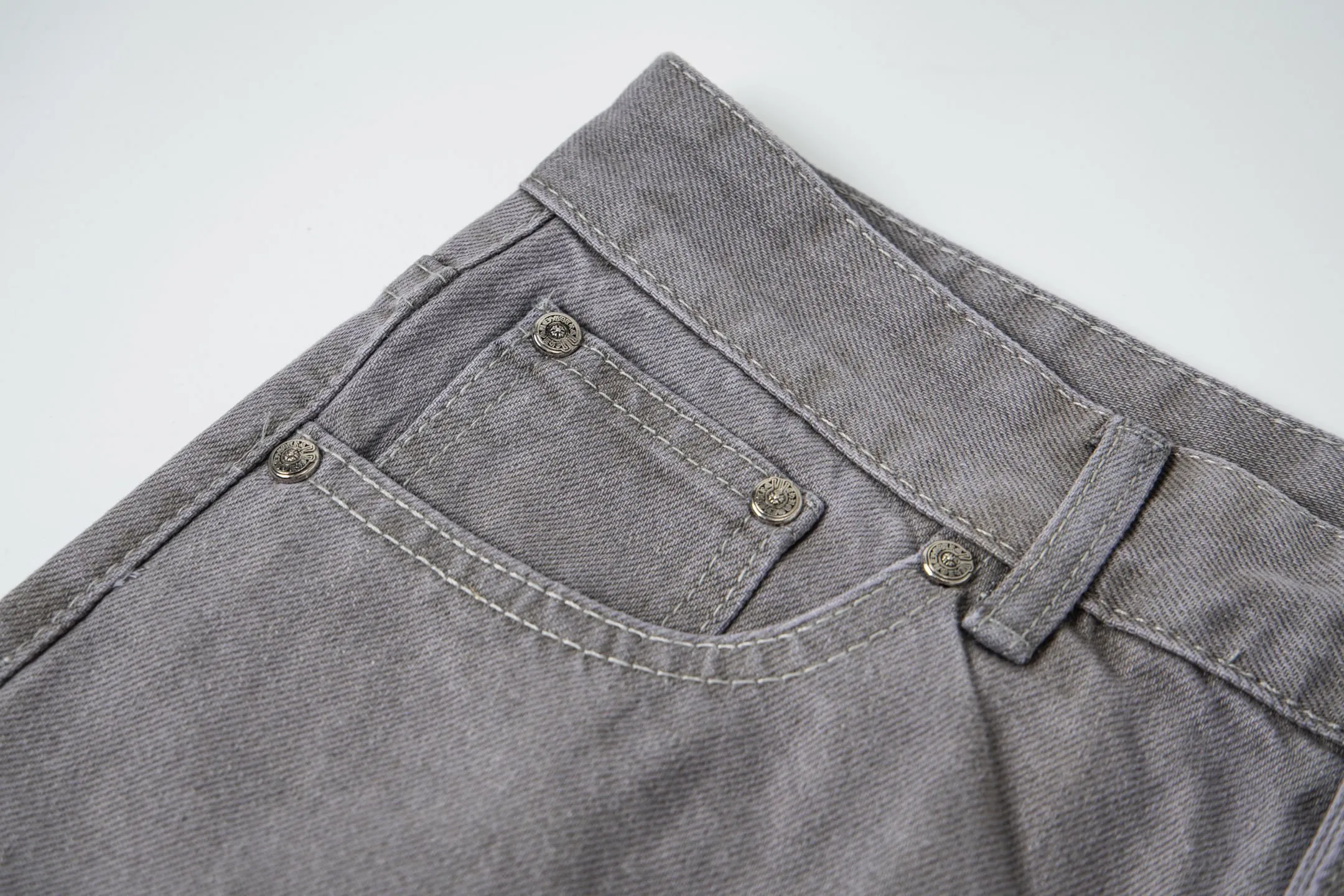 P300 💰 (Top version) Chrome Hearts Gray Cow King Jeans Multi-Leather Standard Work Jeans CH Jeans All need to be washed and then disassembled and hand-stitched with sheepskin cross leather and then spliced to complete. The whole process is too complicated to describe. About Chrome Hearts This is an extremely luxurious fashion brand that can also be called the nobility of the high street. It has always been an exclusive brand for some hipsters or the rich second generation. Compared with ordinary high streets, it is more luxurious and noble. Compared with luxury brands, it has a more fashionable personality. It has always been a brand that I have a special liking for. Color: Gray Size: 28-30-32-34-36 (corresponding to S-M-L-XL-XXL)